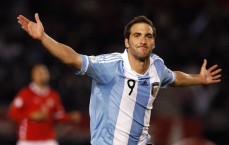 【华体会平台】马刺社媒狂欢，晒NBA杯淘汰赛胜湖人赢球海报，新星尚帕尼闪耀出镜